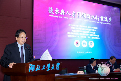 1561946626631270.jpg 0 主持人瞿培华.jpg